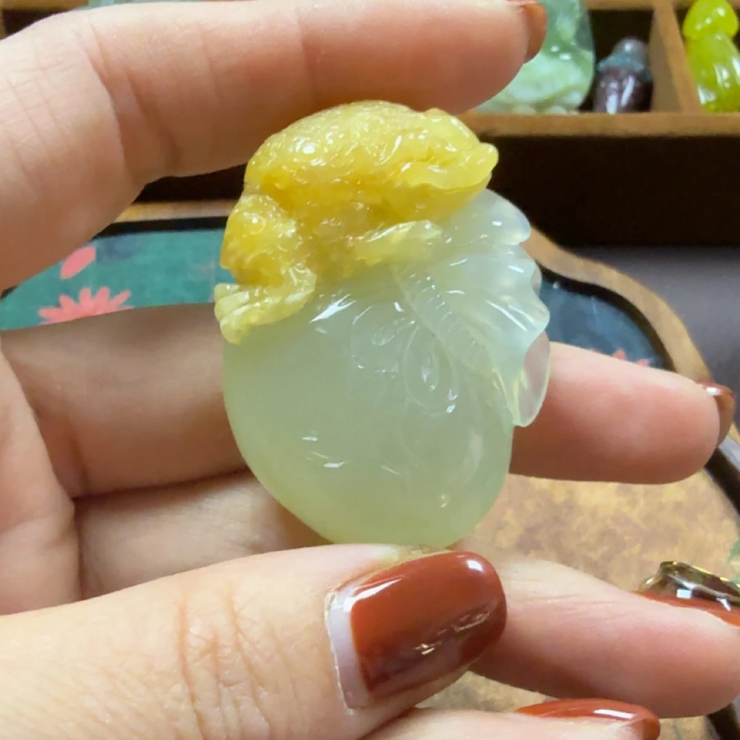 岫玉俏色金蝉吊坠