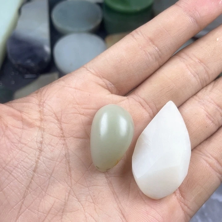 晓***己和田玉未镶嵌颈饰
