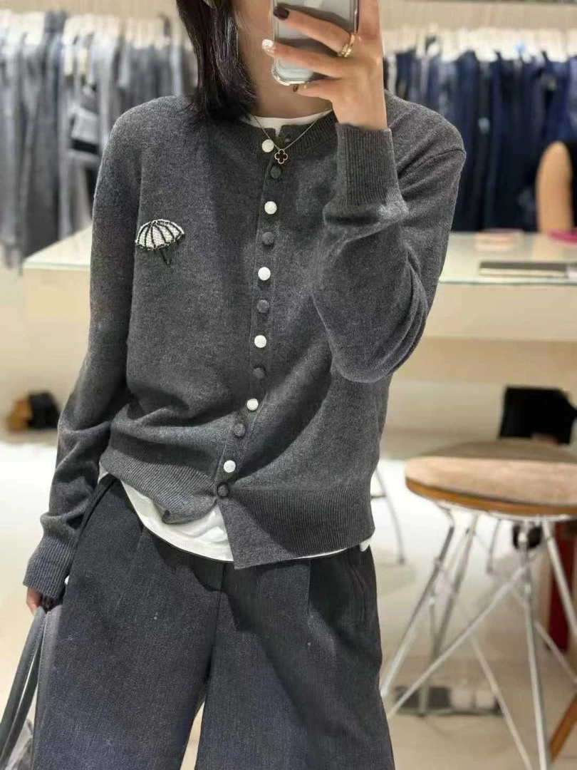 【小雨伞】慵懒灰色撞色扣长袖针织开衫女秋冬新款