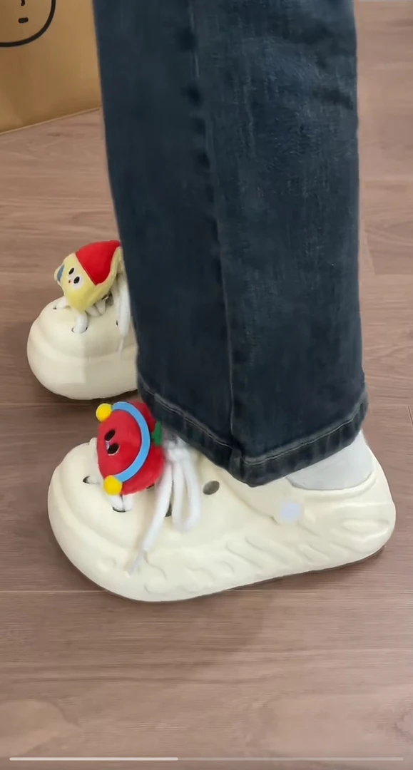 包头青少年洞洞鞋少女风后绊带外穿软底女卡通凉拖鞋网红