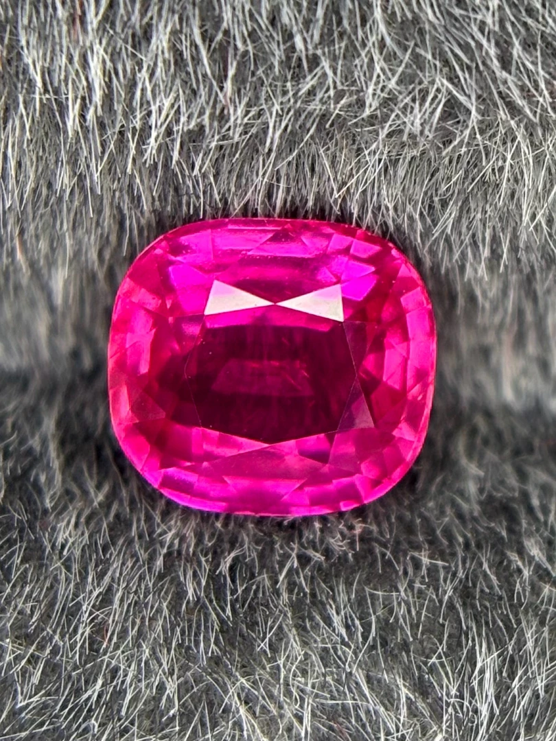 1.09克拉 粉色蓝宝石  晶体肉眼干净 明亮通透 颜色浓郁饱和度高