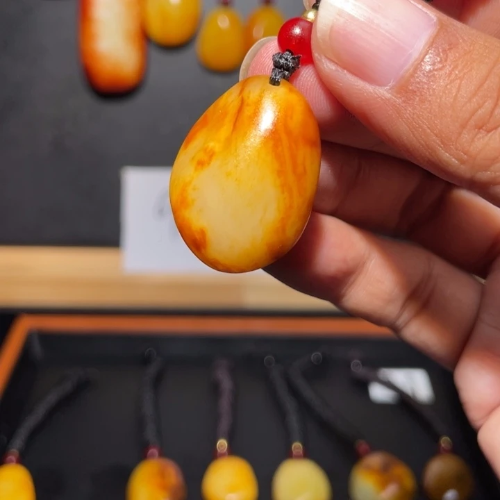 洪***涛颈饰未镶嵌和田玉