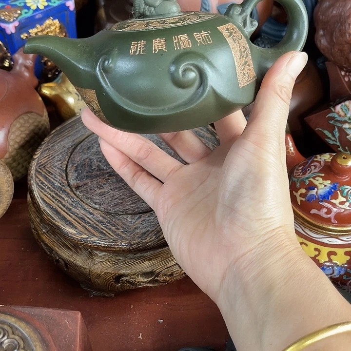 茶壶红泥原矿泥料手工制作的一把紫砂壶。