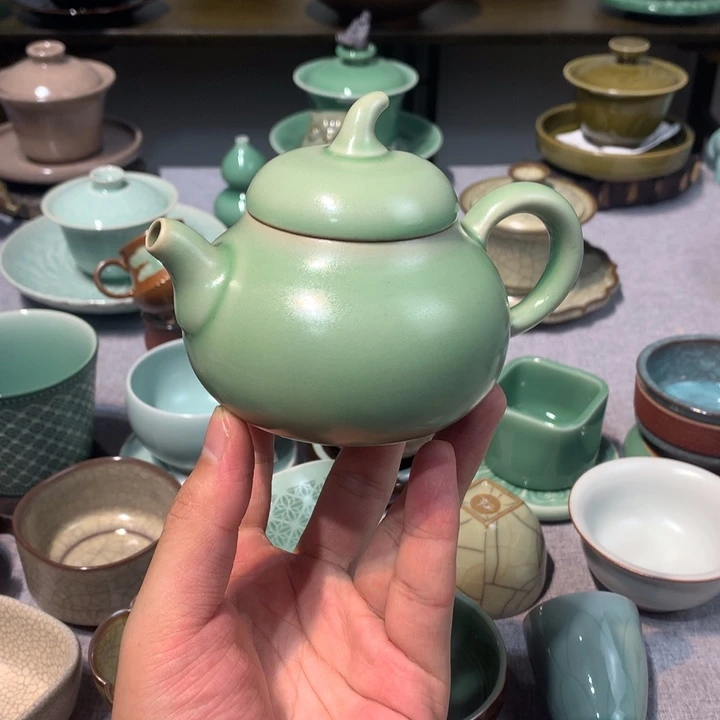 龙泉青瓷手工豆青壶