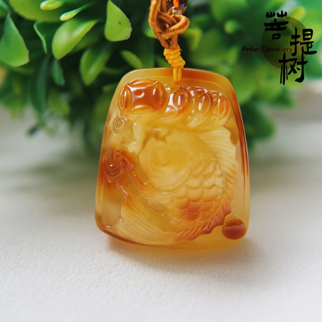 天然原矿蜜蜡蜜蜡鱼吊坠精美雕刻件俏色鸡油黄挂坠29.7克