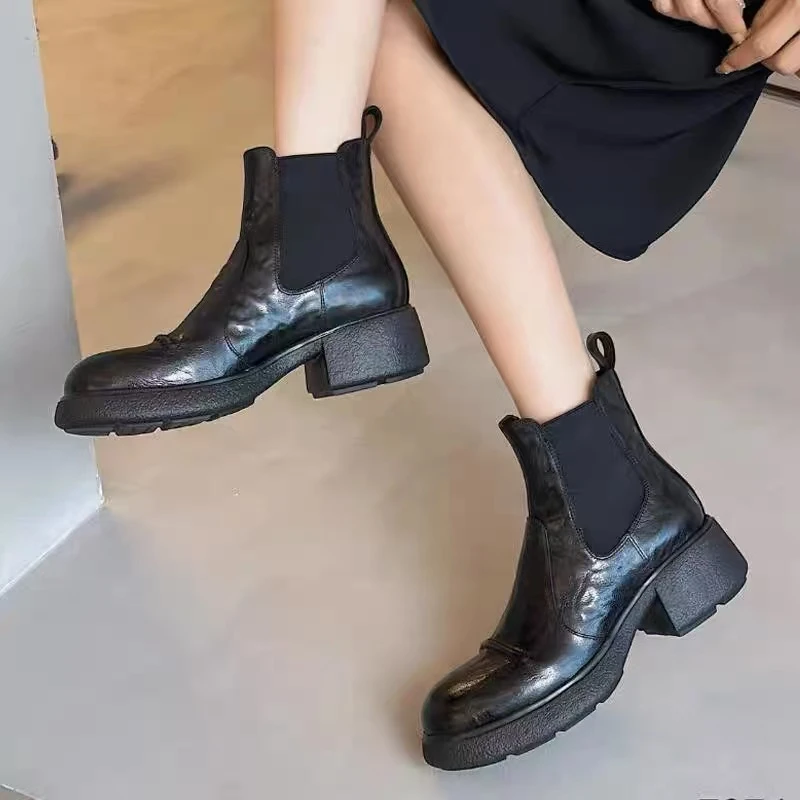 C2326 黑色 秋冬时尚舒适圆头女中筒烟筒靴 马丁靴