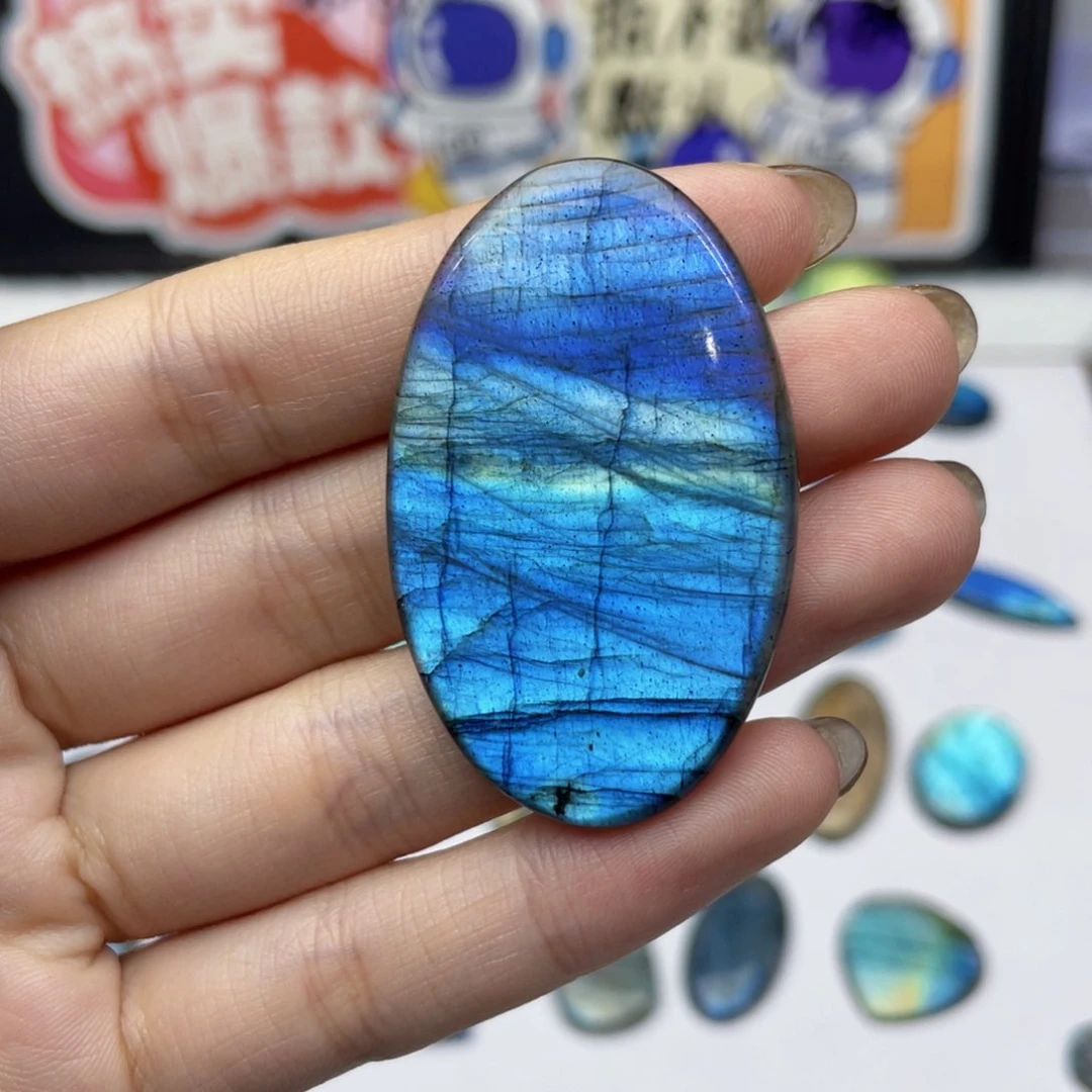 不规则未镶嵌水晶m**o