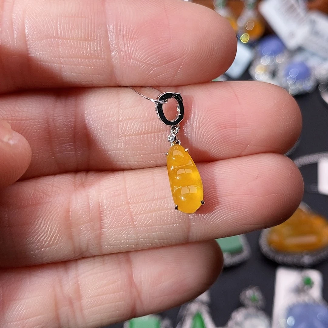 翡翠颈饰18K金镶嵌吊坠