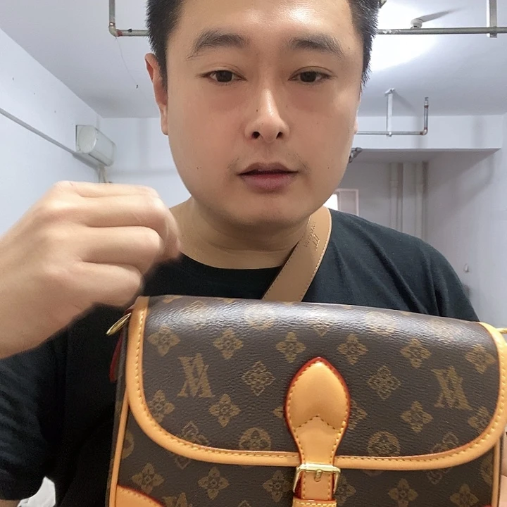 黄牛皮（革）鳄鱼皮（革）犏牛皮（革）