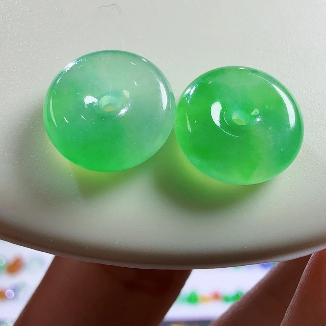 翡翠未镶嵌颈饰一对