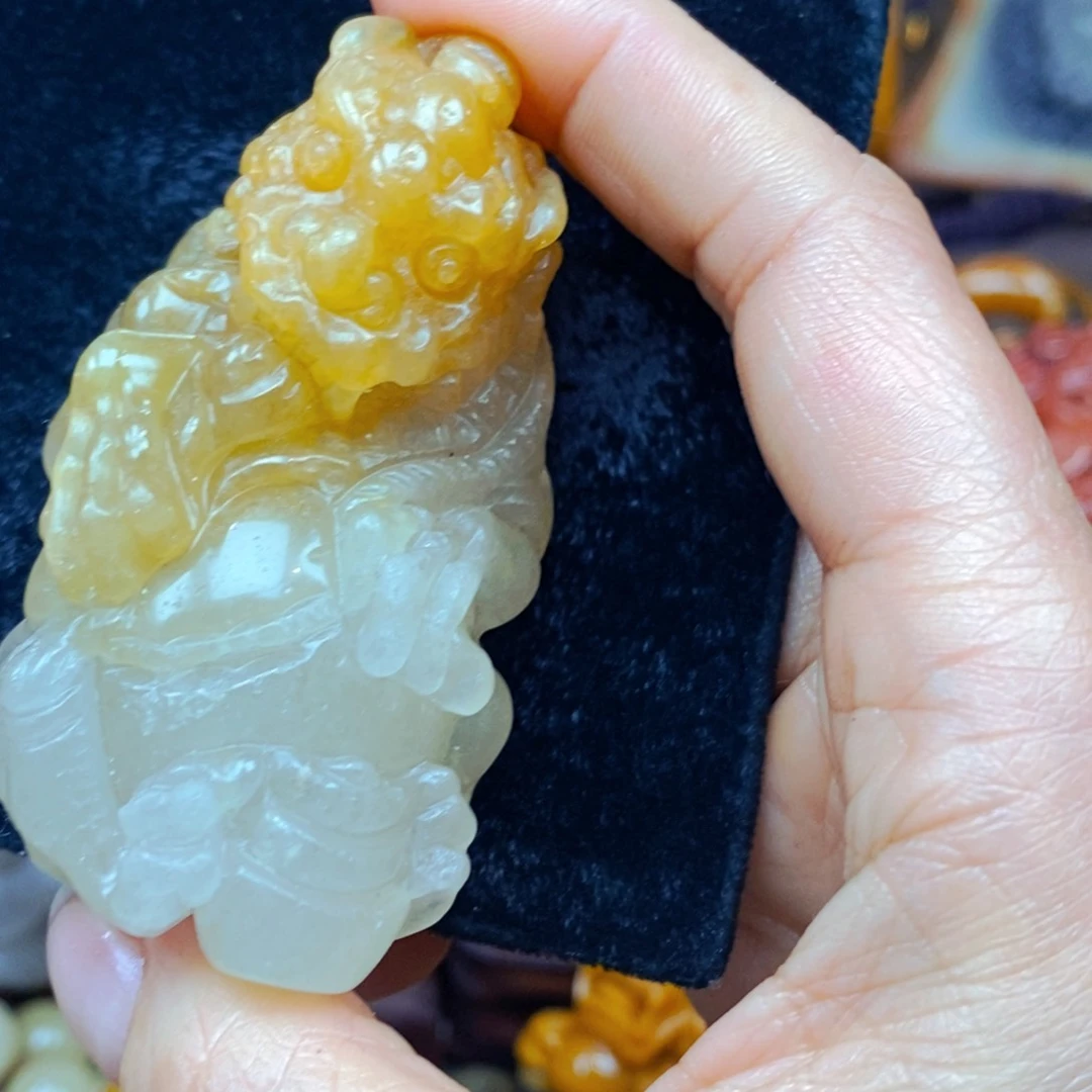 未镶嵌石英质玉（黄龙玉）颈饰