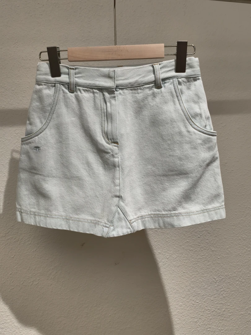 【浅蓝色牛仔半裙】