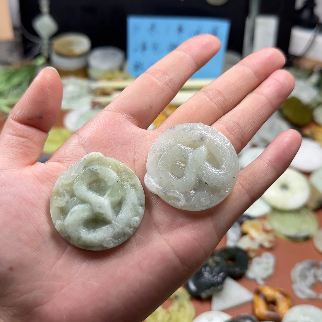 羽***末蛇纹石玉未镶嵌颈饰蛇盘