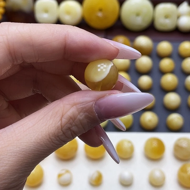 琥珀未镶嵌裸石13mm瑕疵