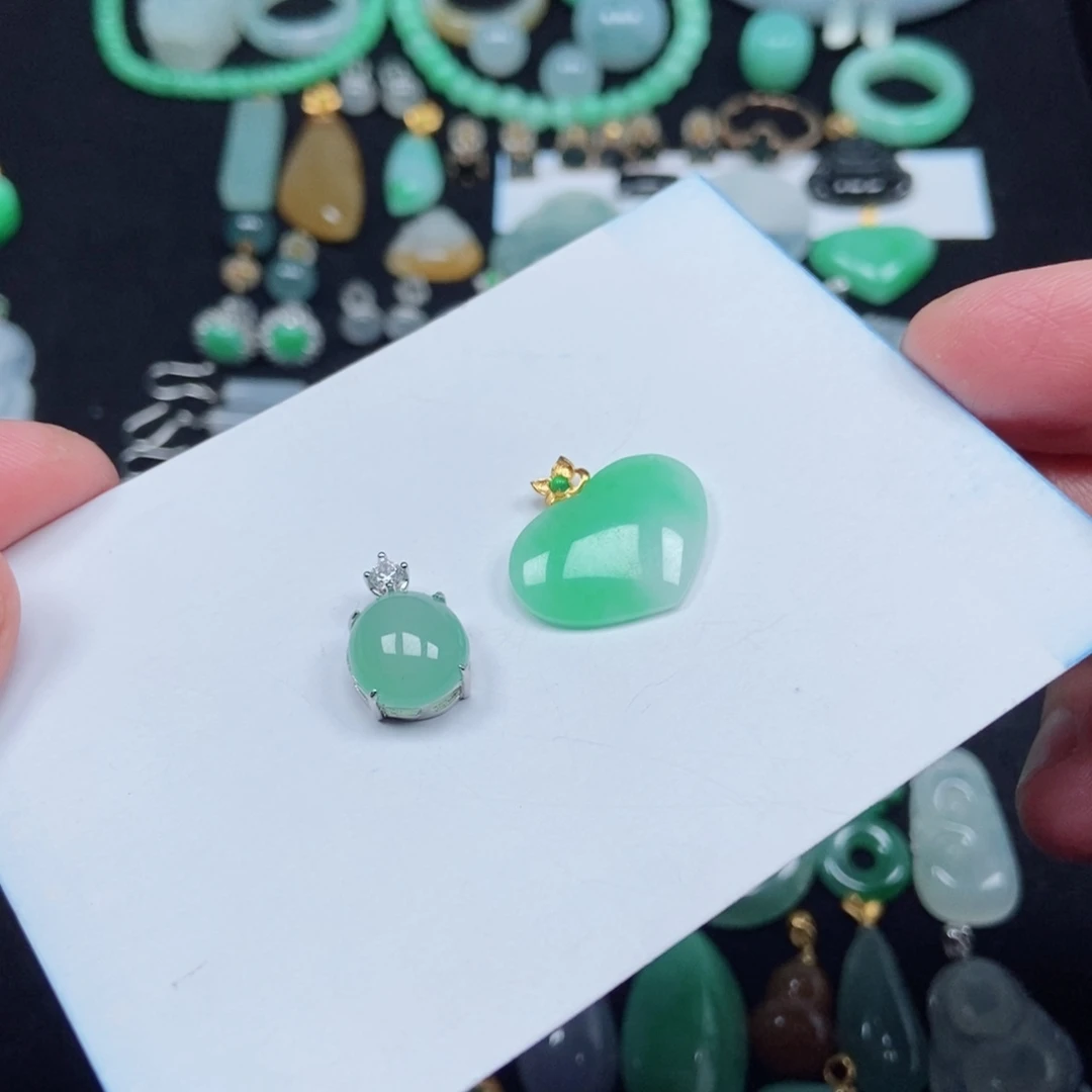 小***猪翡翠未镶嵌颈饰桃心