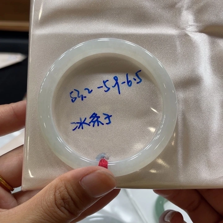 翡翠手镯未镶嵌翡翠