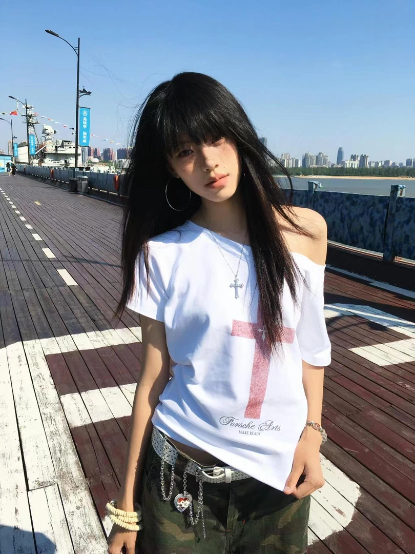 美式甜辣妹十字架白色短袖t恤女2025新款夏季宽松一字肩露肩上衣