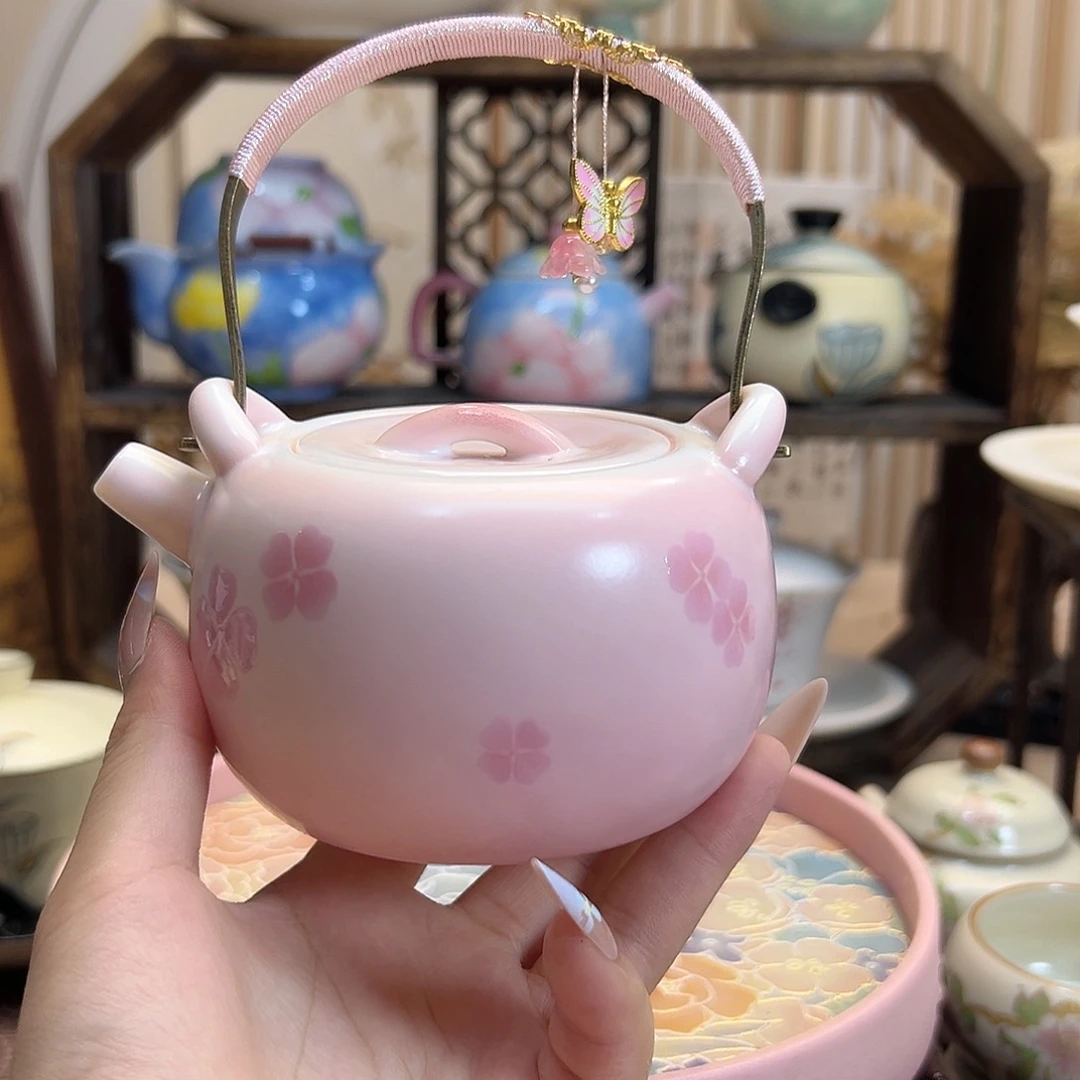 粉色四叶草的一个提梁