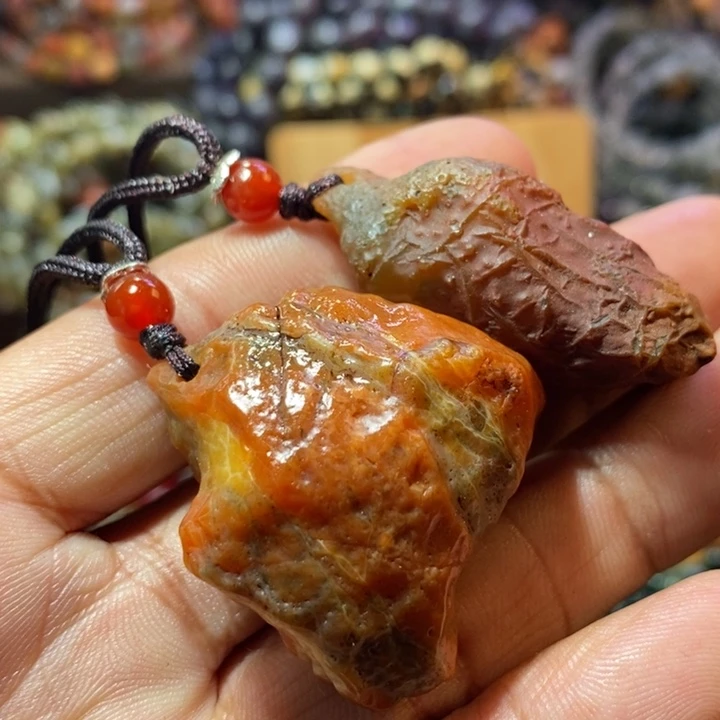 只买单纯的吊坠，没带链子，属的性质。戈壁石，戈壁石