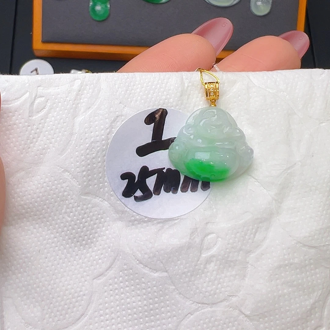 薇***懒翡翠18K金镶嵌颈饰
