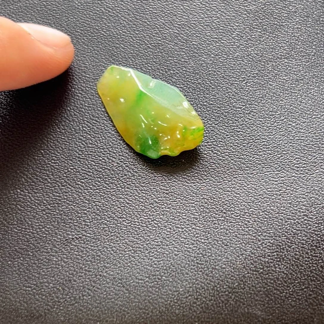 未镶嵌定制翡翠三彩黄加绿随形