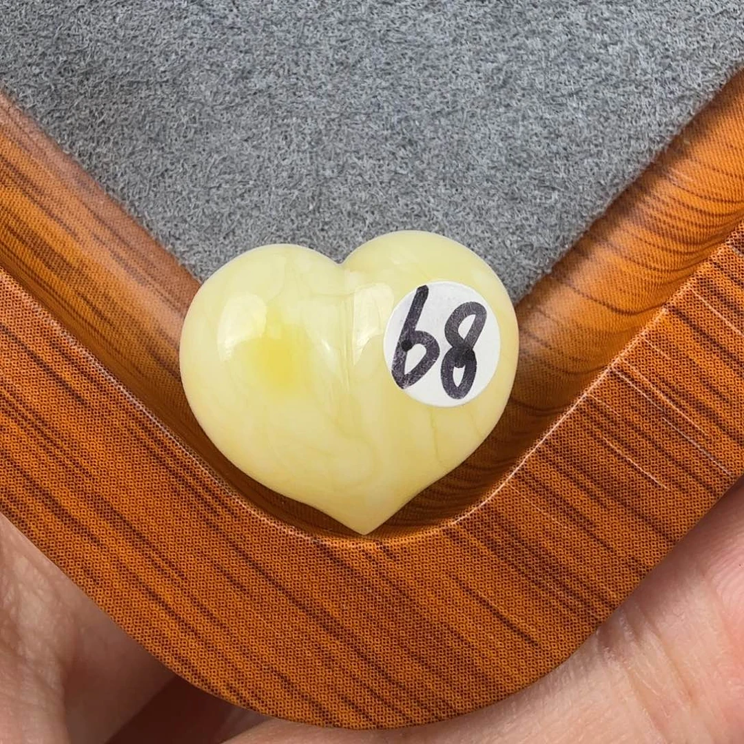 未镶嵌琥珀裸石1.82克