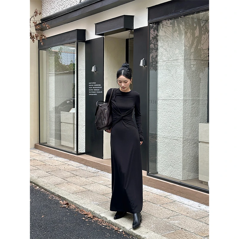 VENUIE黑色交叉扭结长袖连衣裙女设计感时尚气质正肩连衣裙07002
