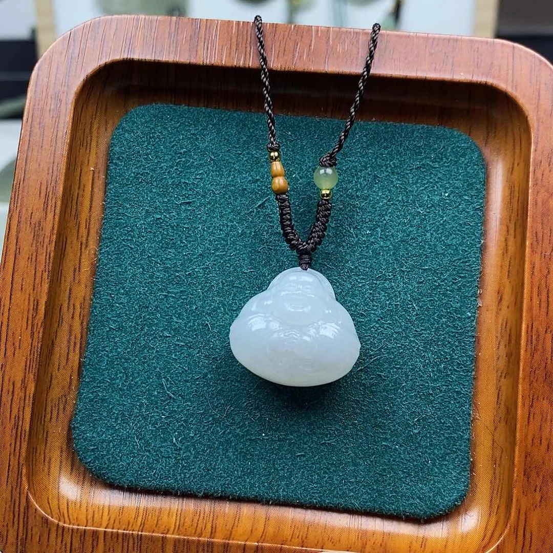 和田玉未镶嵌颈饰白色抱抱佛