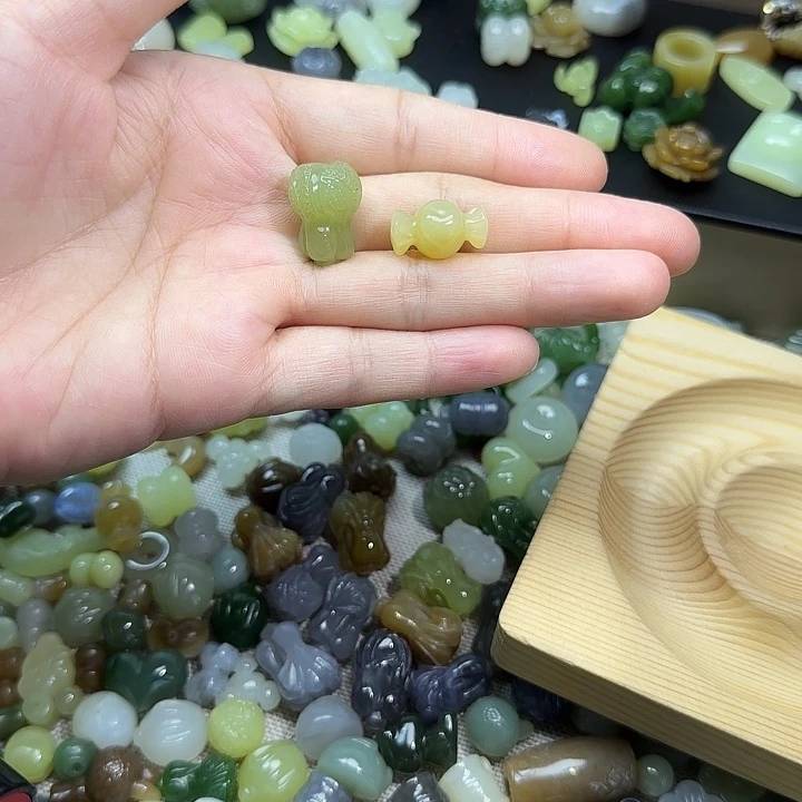 续***梦未镶嵌和田玉挂件