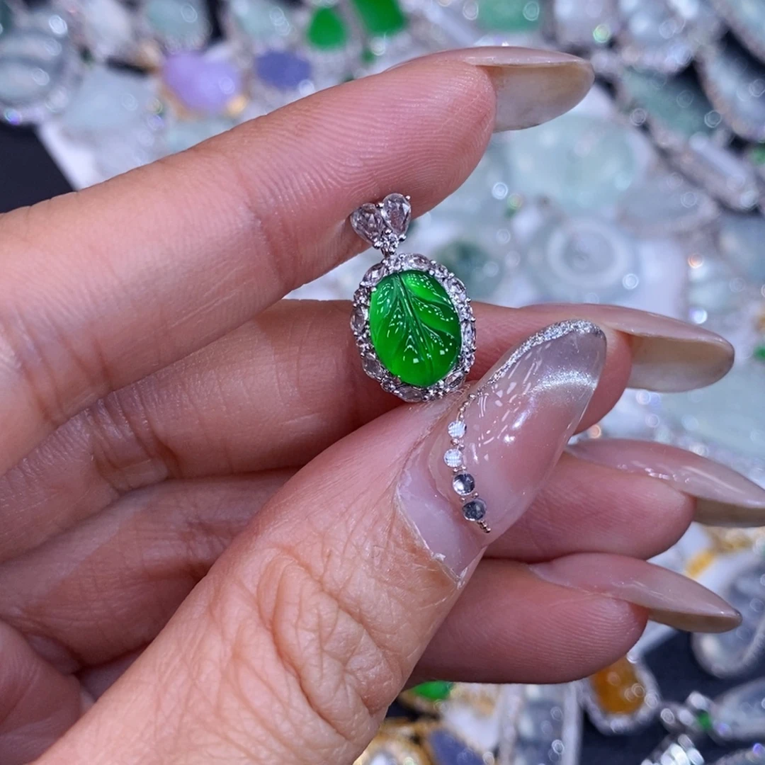 翡翠18K金镶嵌颈饰