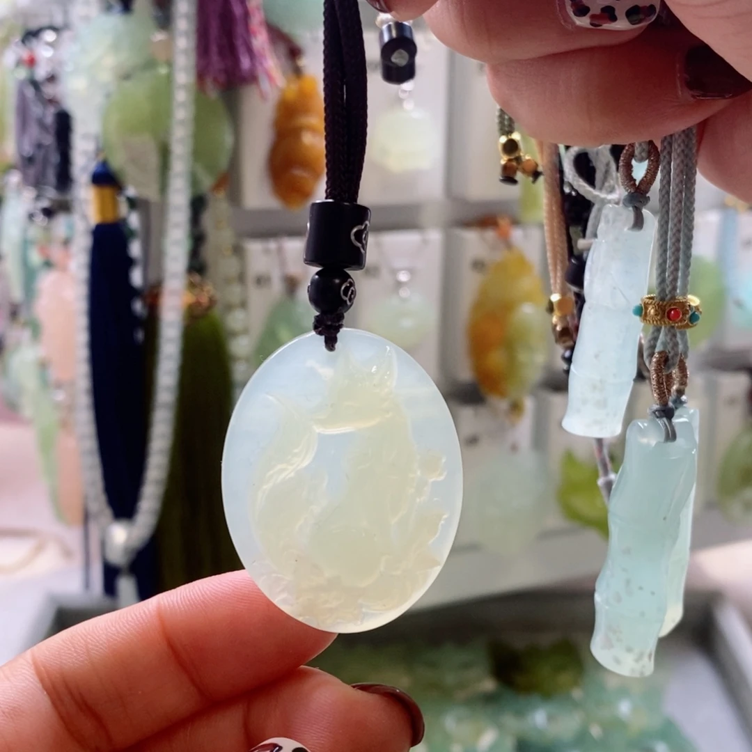 蛇纹石玉未镶嵌颈饰