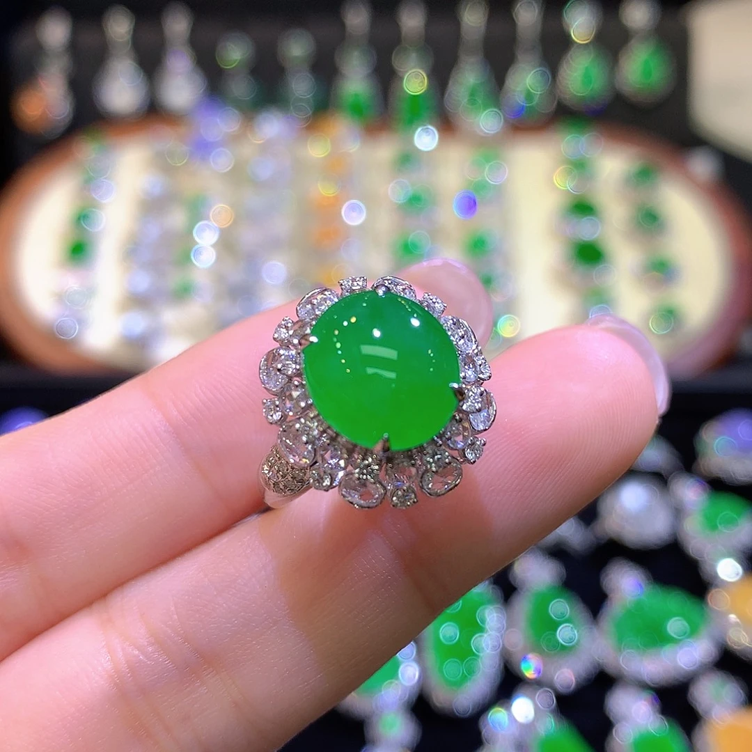 翡翠18K金镶嵌戒指高冰满绿蛋面戒指