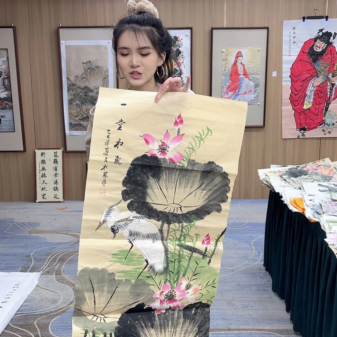 国画00后美女卖字画