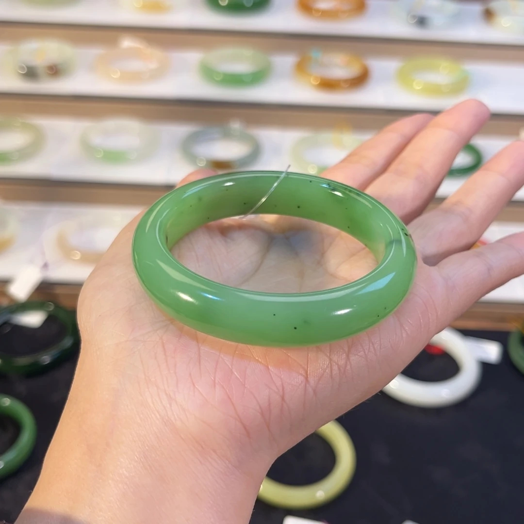 和田玉未镶嵌手镯  「猕猴桃 果绿」