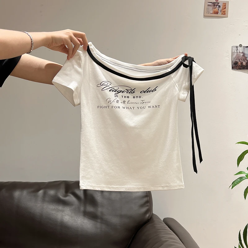 白色性感纯欲斜肩短袖T恤女夏季新款露锁骨修身字母印花上衣