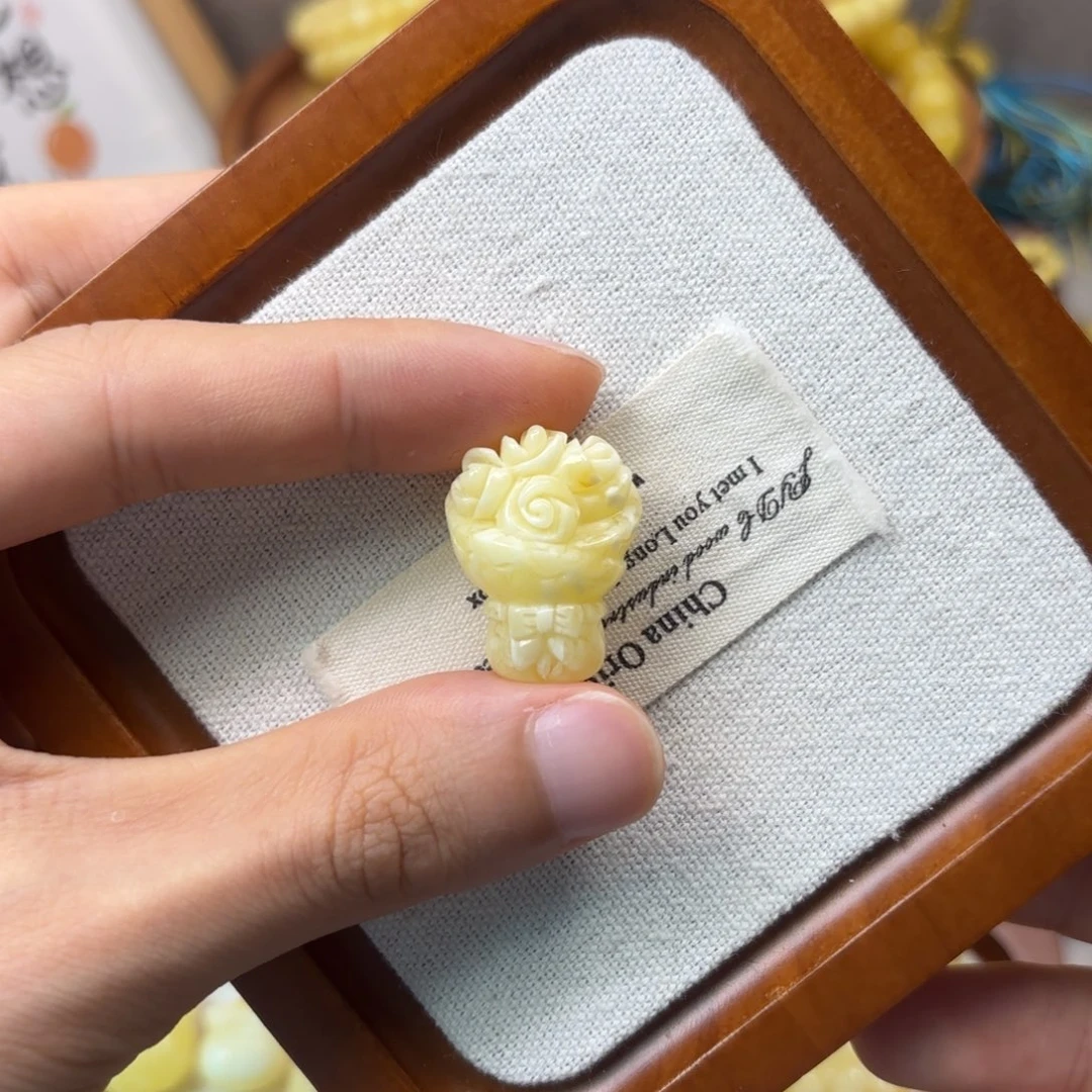 未镶嵌琥珀裸石花束