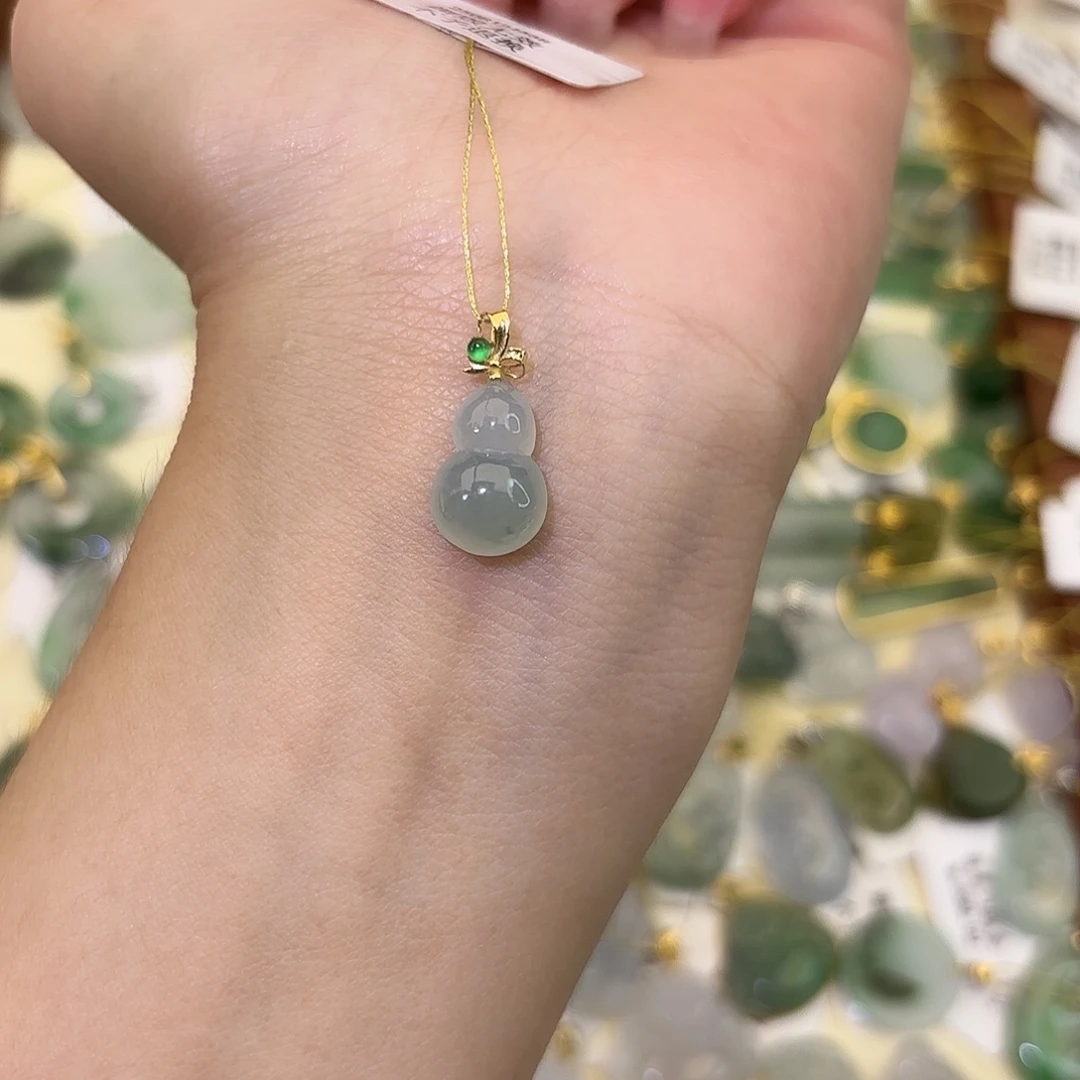 翡翠18K金镶嵌颈饰葫芦