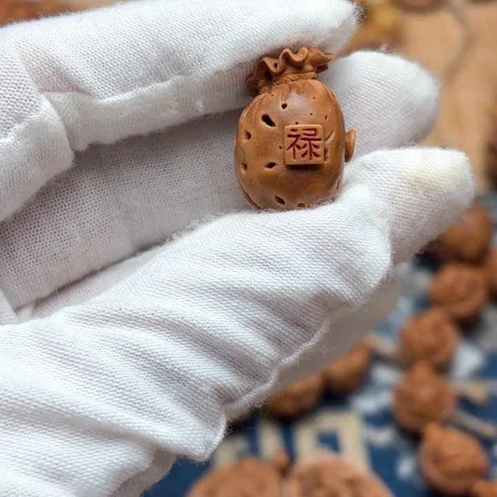 桃核雕刻钱袋子挂件