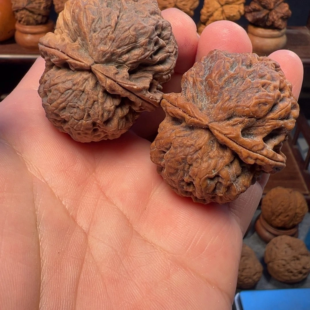 文玩核桃吊坠滚龙纹43mm
