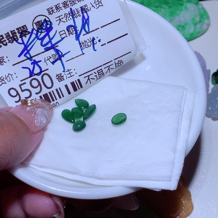 翡翠颈饰未镶嵌米**果