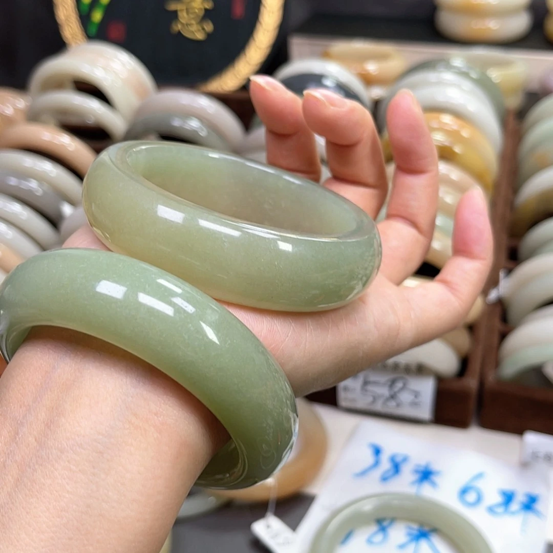 【闪购商品】石英质玉手镯未镶嵌张*吖