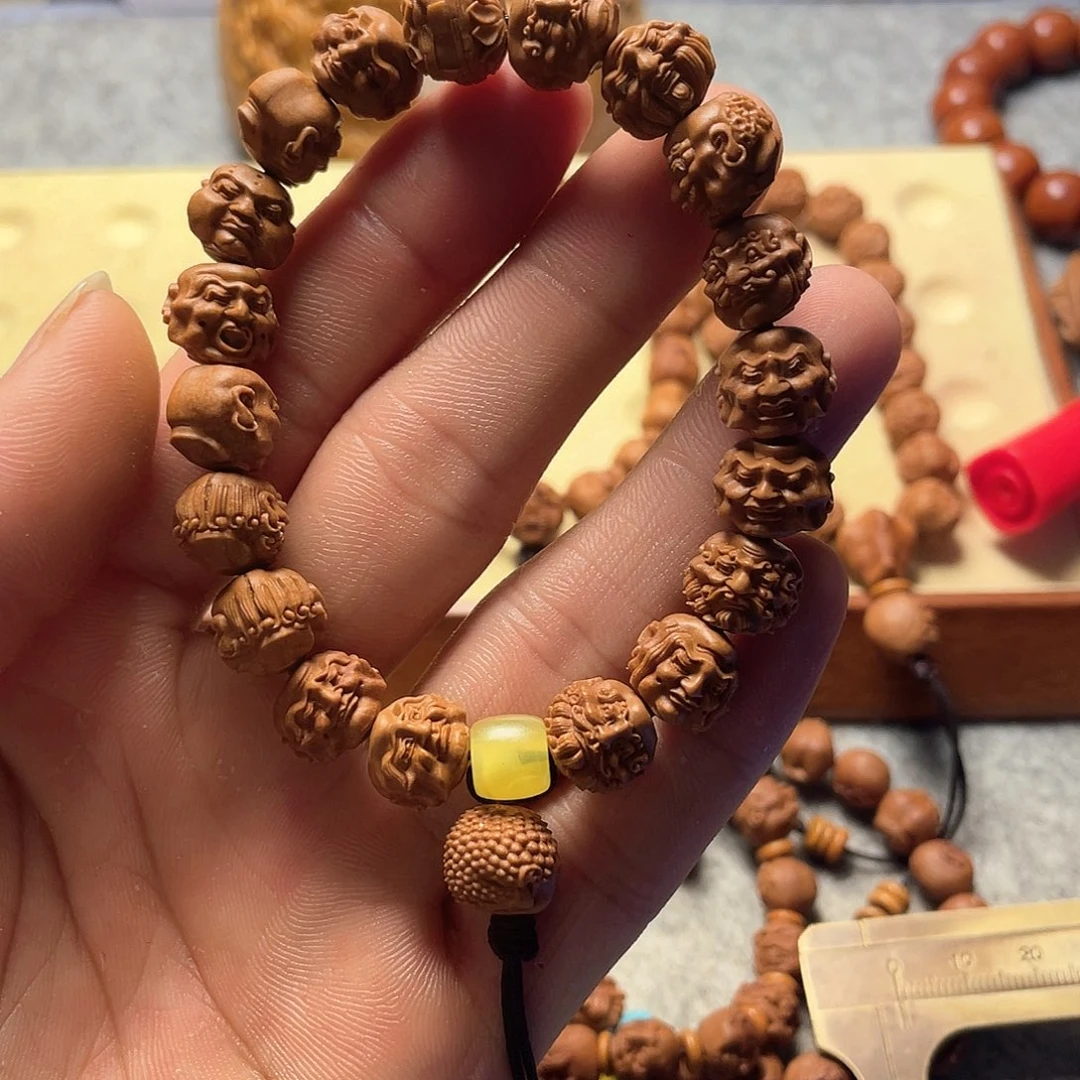 龙纹桃核雕刻罗汉