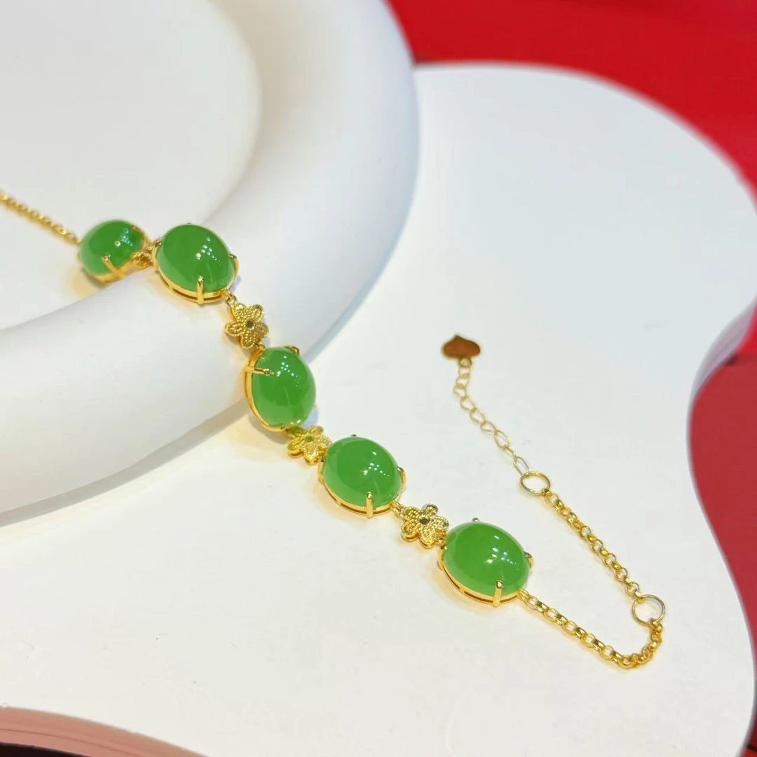 【红娘子】18K金五福花镶嵌8*10mm和田玉苹果绿旦面手链HNZ9529