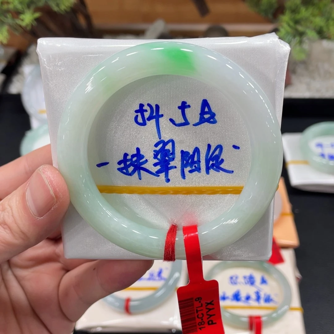 翡翠手镯未镶嵌翡翠