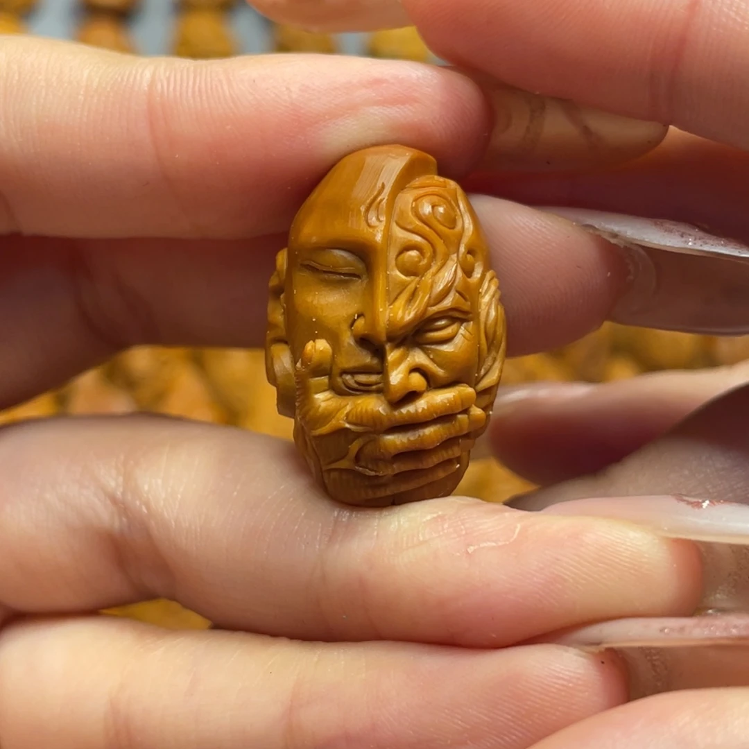 橄榄核吊坠捂嘴一念。瑶