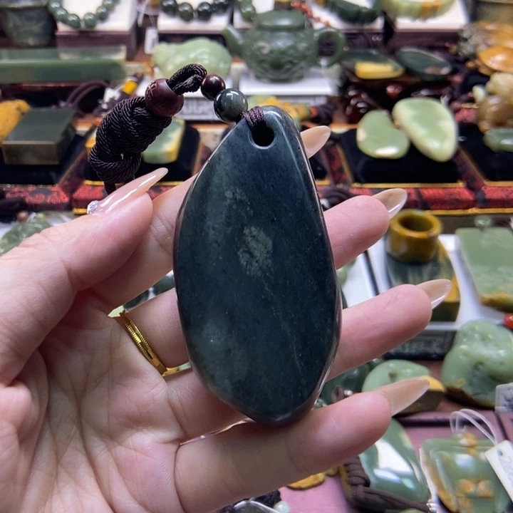 未镶嵌岫岩老玉（透闪石质玉）把件