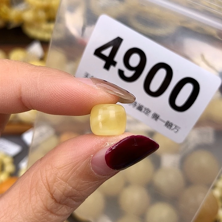 翁***妞蜜蜡未镶嵌珠宝奇石10