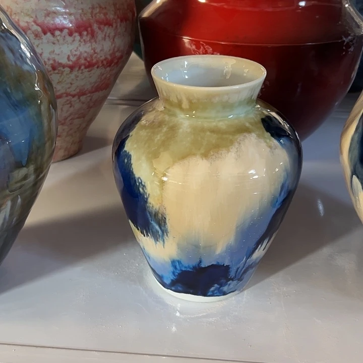 江***雪白泥花瓶摆件。摆件