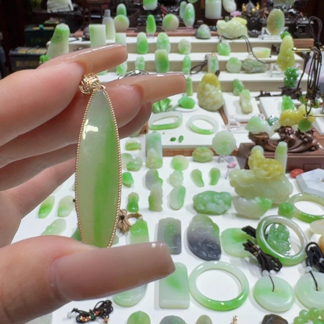 和田玉（翠青玉）18K金镶嵌颈饰