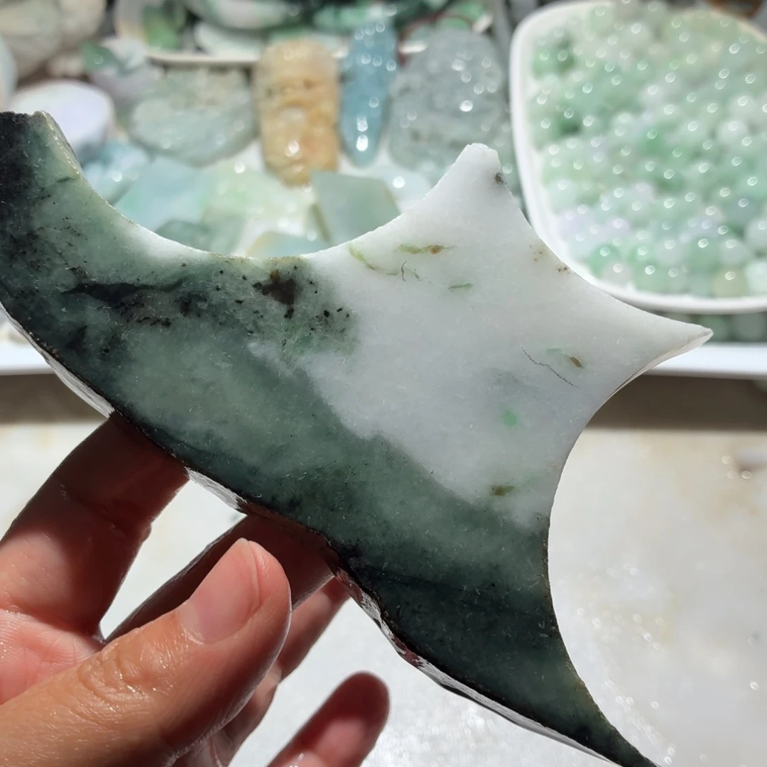 翡翠未镶嵌颈饰边角料